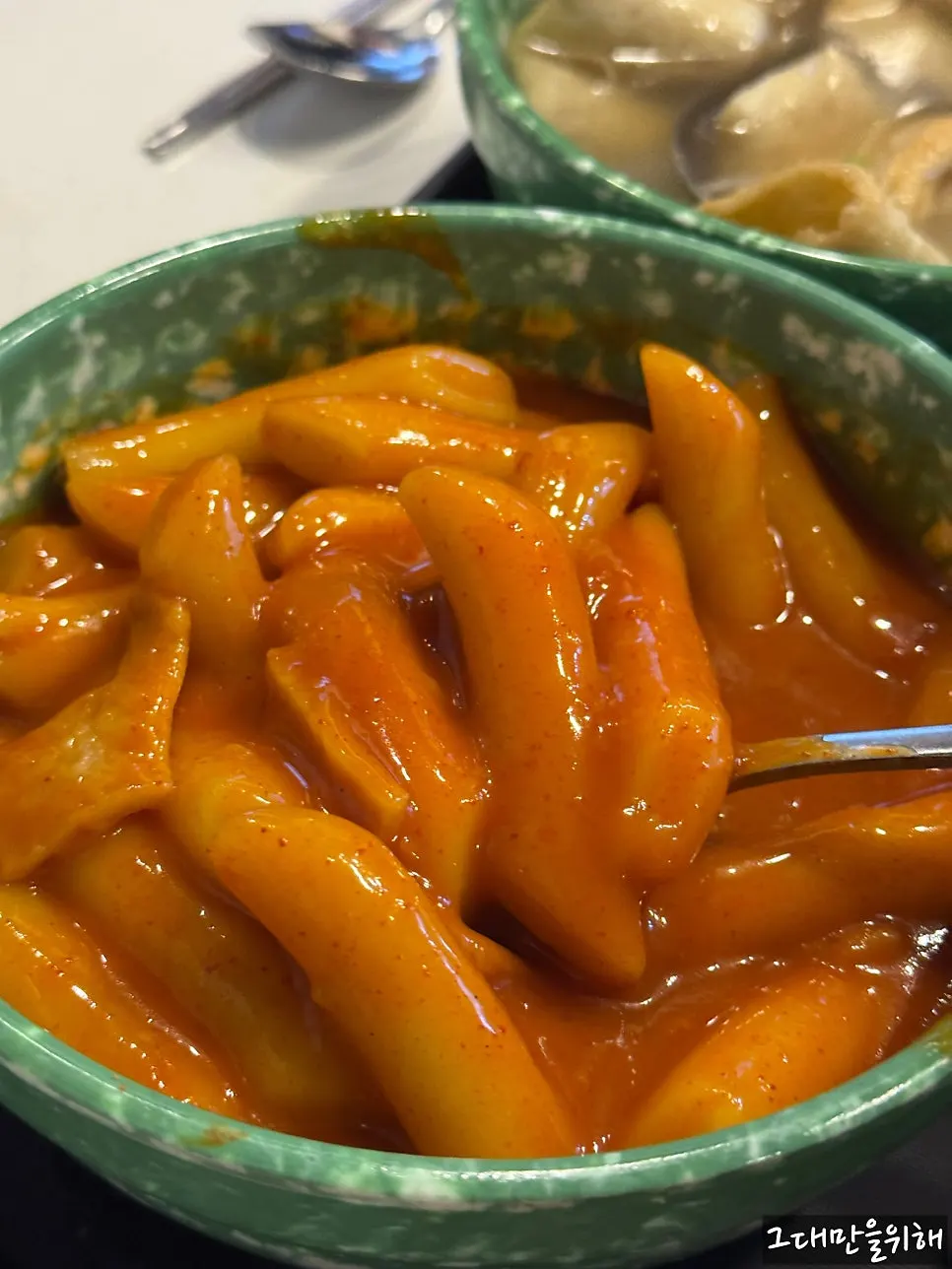 양념이 묻은 콤보세트 떡볶이 클로즈업