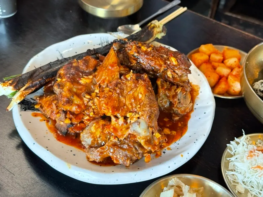매운맛 단계 안내가 있는 테이블 세팅