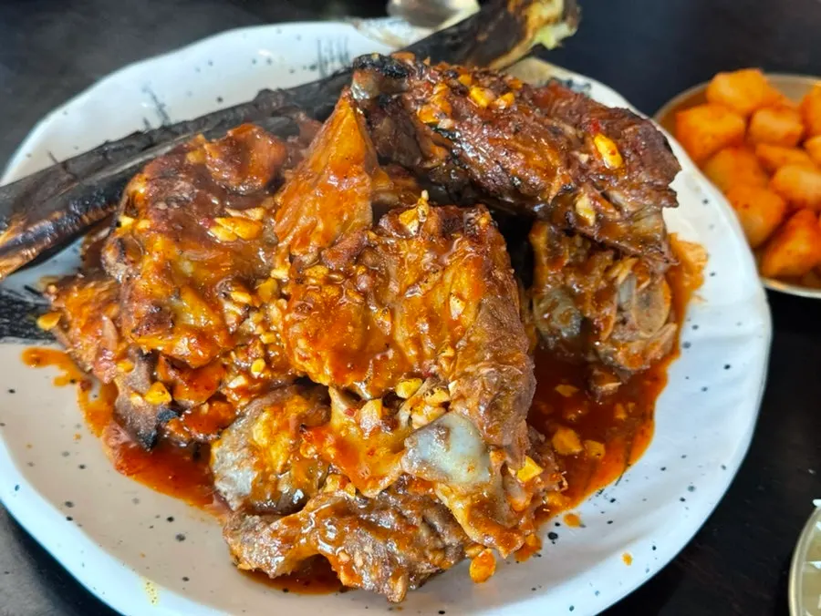 큰 접시에 담겨 나온 백탄뼈구이 소자