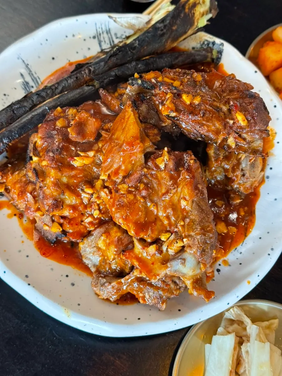 뼈구이 6조각이 담긴 소자 상차림