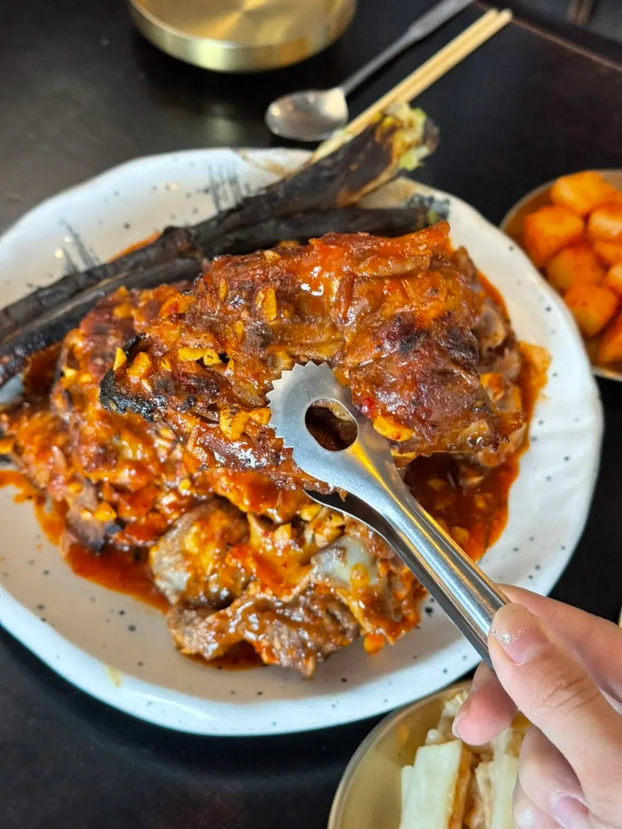 집게로 살을 분리한 마늘 양념 뼈구이