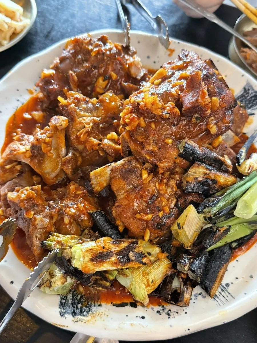 매콤한 양념이 밴 뼈구이 클로즈업