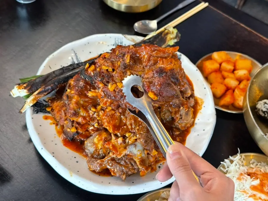 주먹밥과 함께 먹는 뼈구이 한 입
