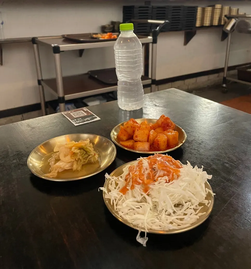 기본 찬과 생수병이 놓인 테이블