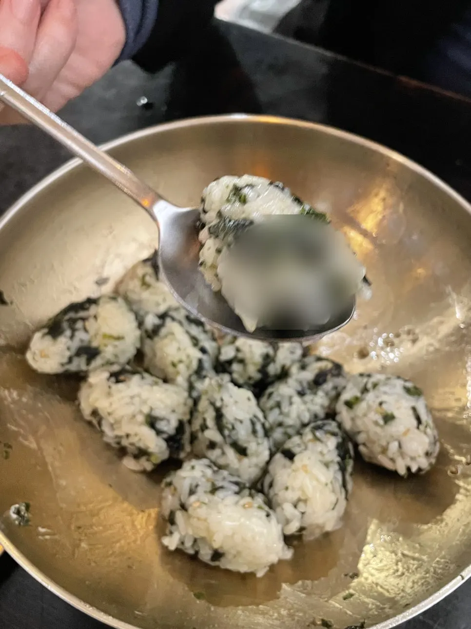 양념 뼈구이 고기와 주먹밥