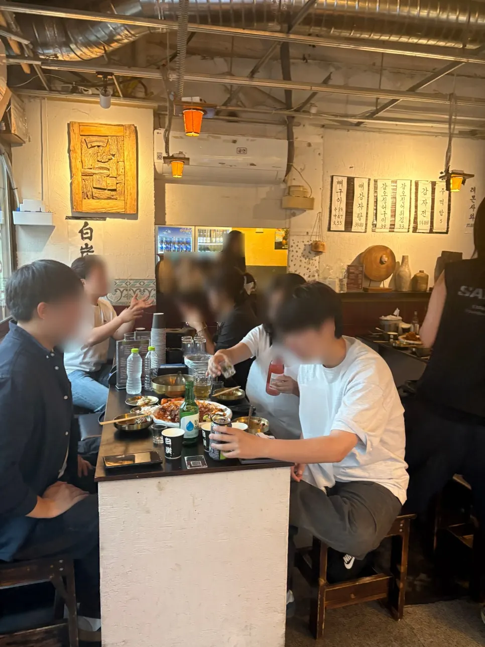 을지백탄뼈구이 내부 좌석 분위기