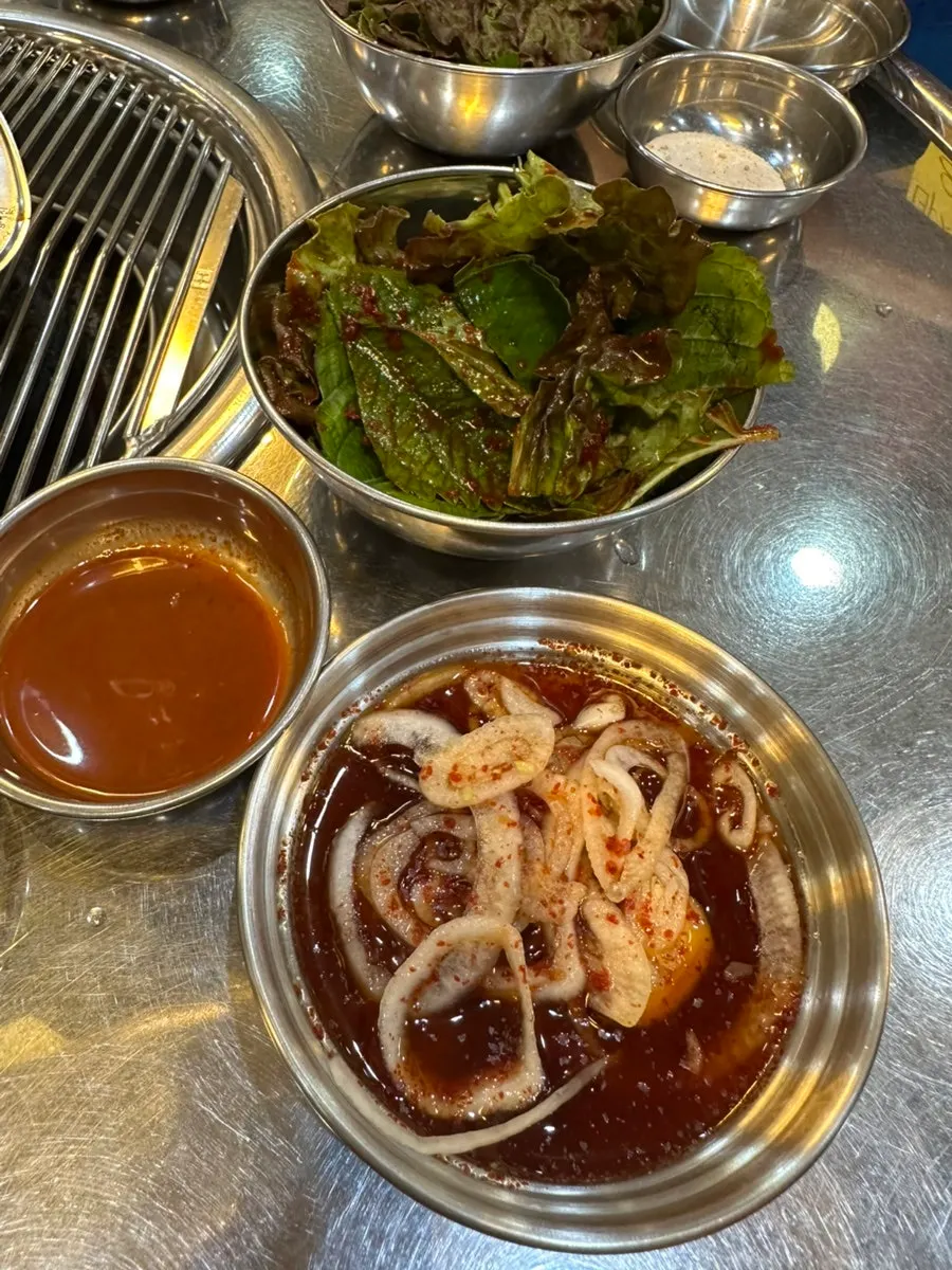 Basic side dishes: seasoned bean sprouts and kimchi