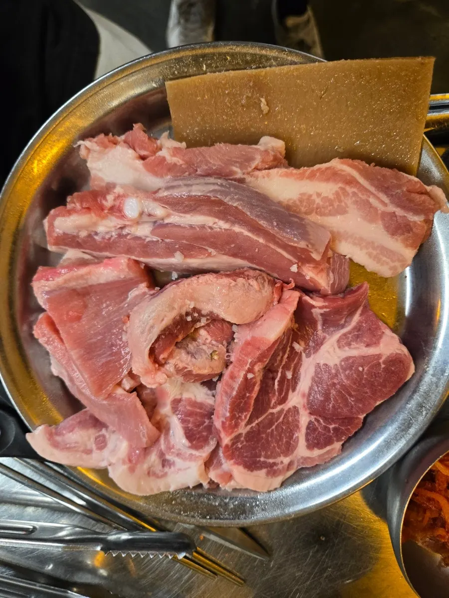 Plate of 600g mixed pork platter, dwaeji hangeun