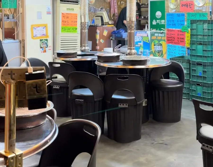 포장마차 느낌의 넓은 가게 내부와 벽면 메뉴