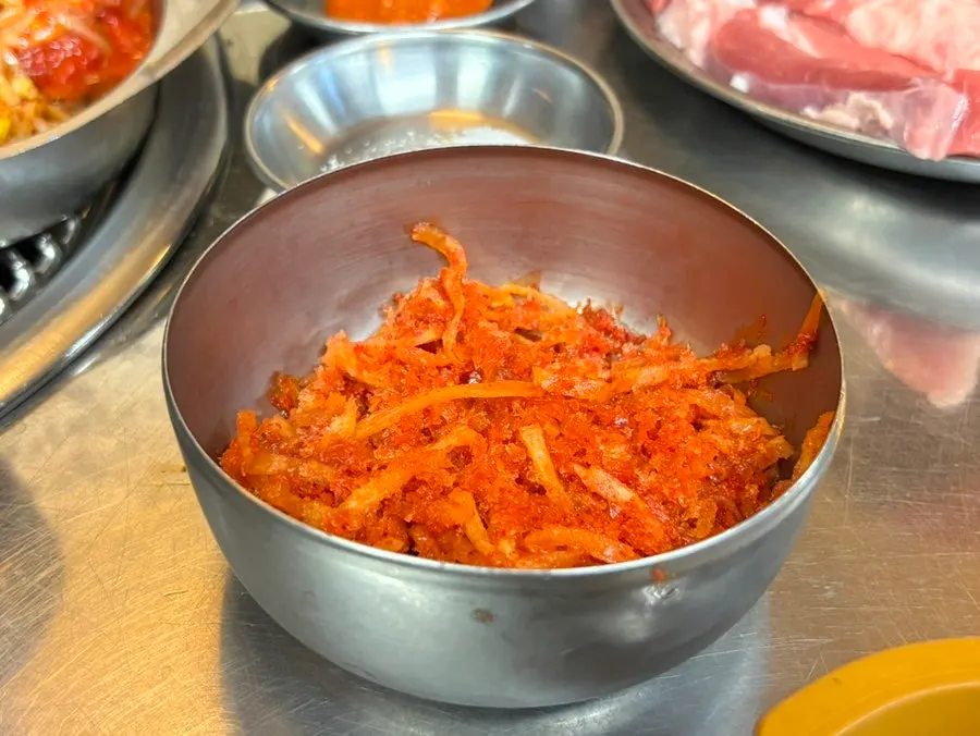 테이블에 세팅된 연탄 불판