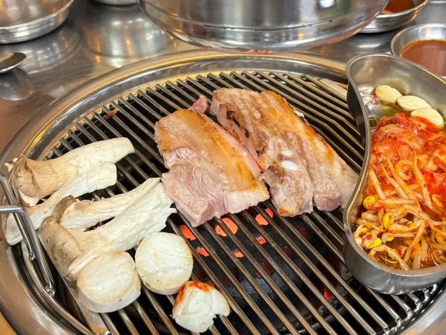 접시에 담겨 나온 삼겹살 두 종류 300g