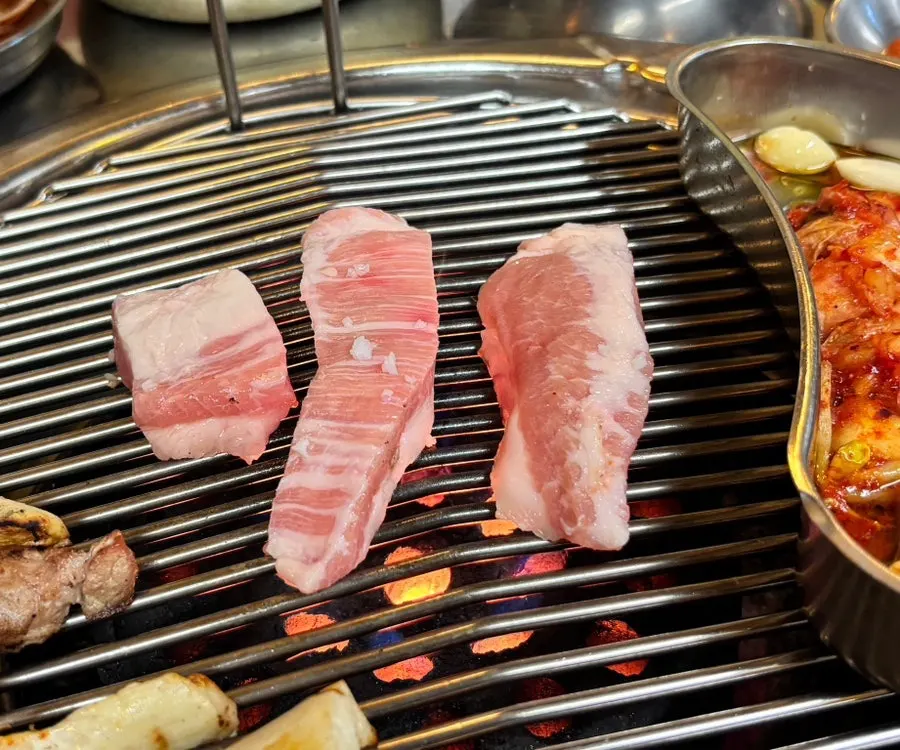 무생채와 마늘을 올려 싸 먹는 삼겹살 쌈