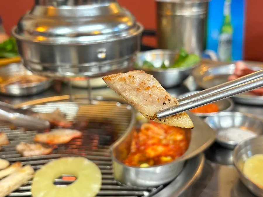연탄 불판에 올린 항정살