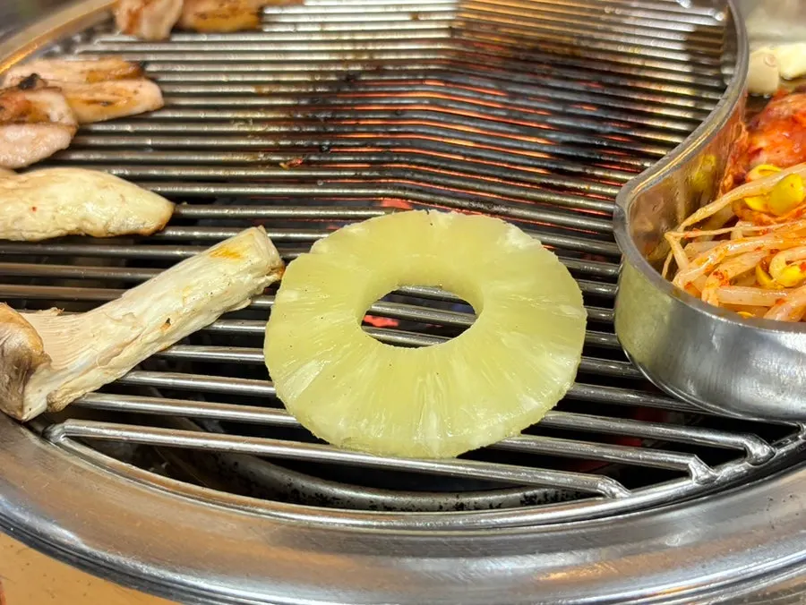 노릇하게 구워진 항정살 단면