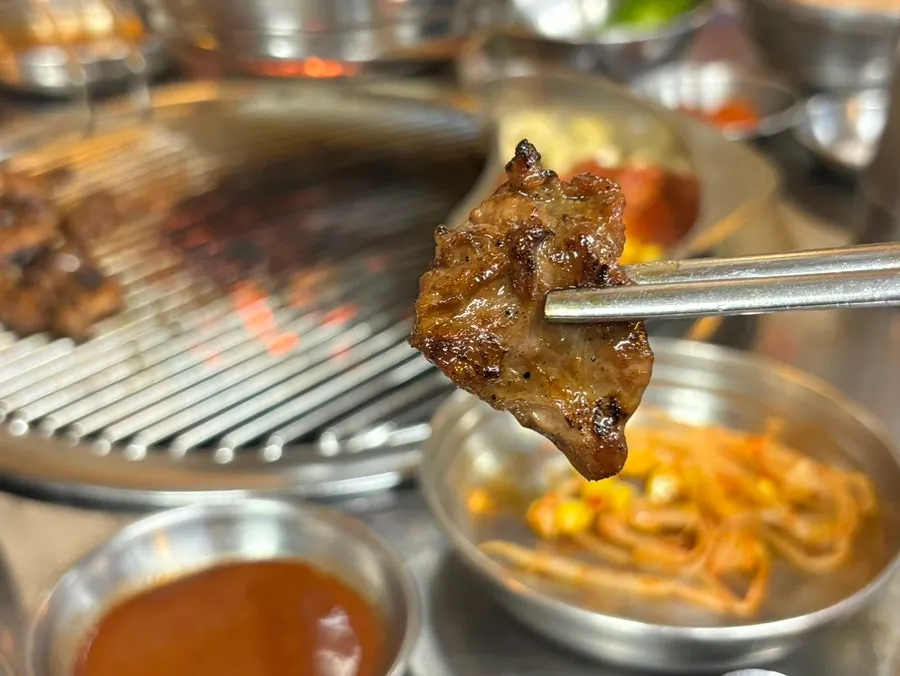 된장찌개와 공기밥을 곁들인 상차림