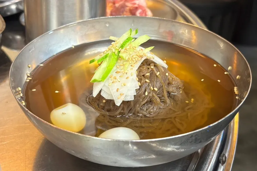 맑은 육수의 물냉면 한 그릇