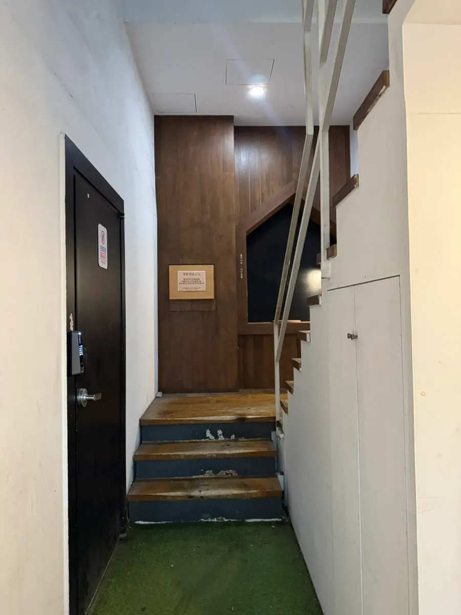 주차 안내판이 세워진 을지다락 건물 앞