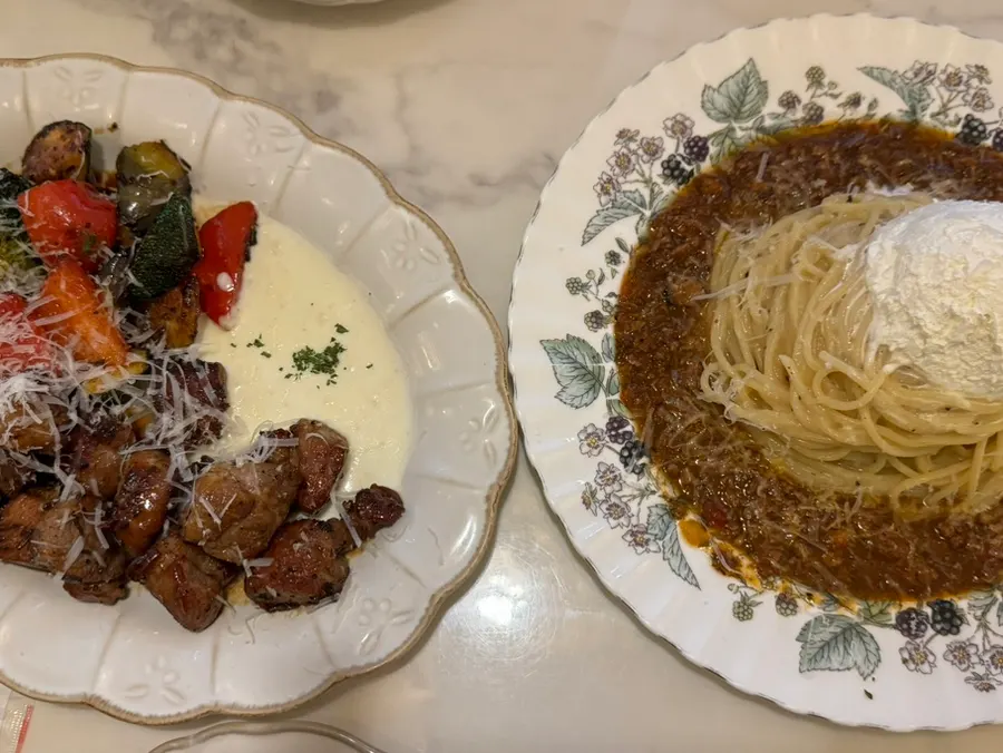 대리석 테이블에 차려진 을지다락 한 상