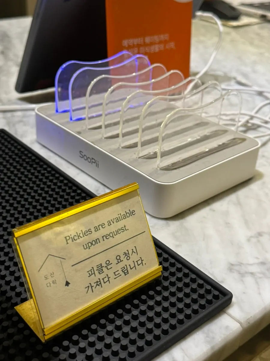 보조 배터리 대여 안내가 놓인 카운터