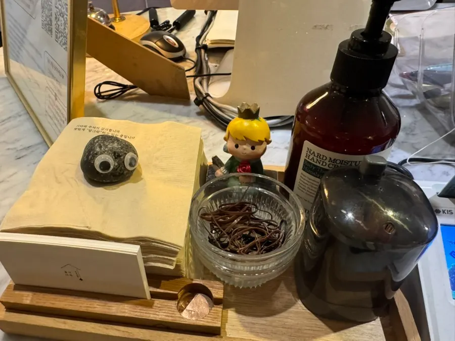 피클 안내판이 준비된 대리석 카운터