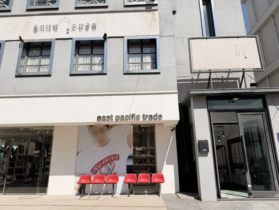 本棚になっているウルチダラク都山公園の店舗入口