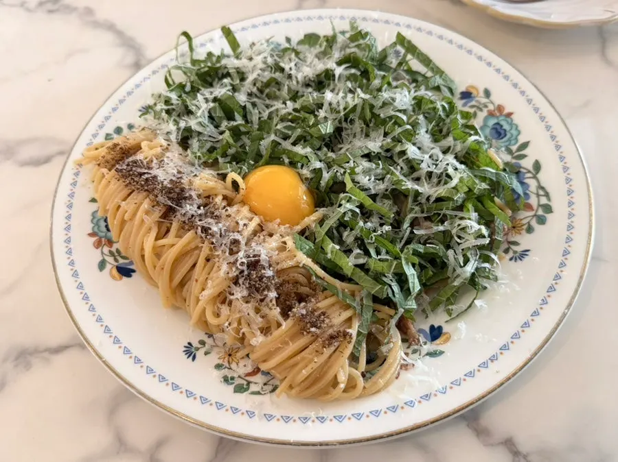 卵黄を乗せたチャドルバギえごまオイルパスタ