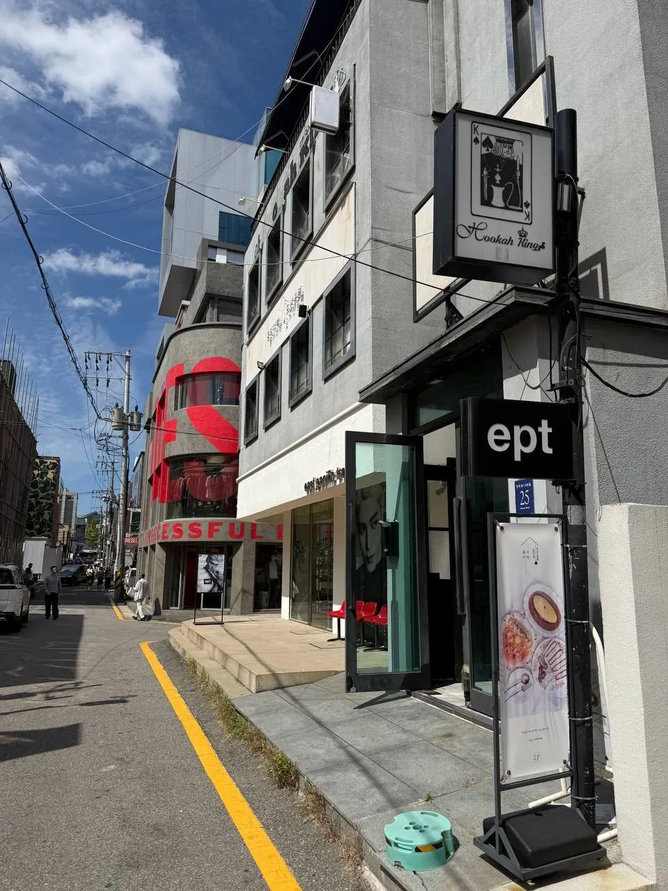 골목에서 본 을지다락 도산공원점 건물과 2F 입간판