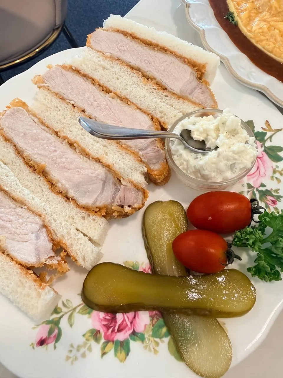 타르타르 소스와 피클이 함께 나온 카츠산도 한 접시