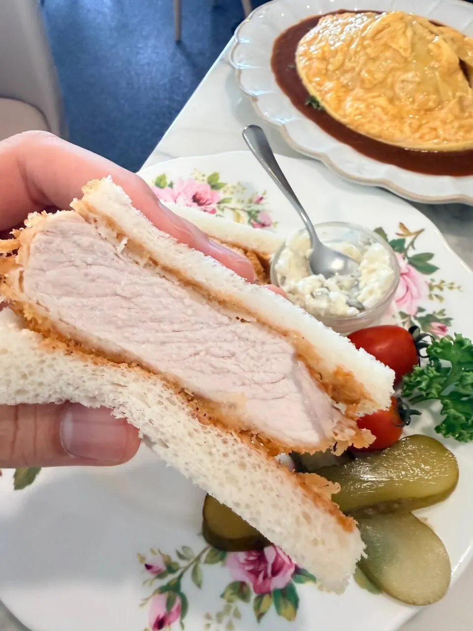 두툼한 돈카츠가 보이는 카츠산도 단면