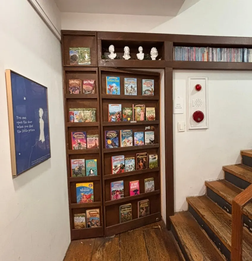 The 2nd-floor entrance door made of a bookshelf at Eulji Darak