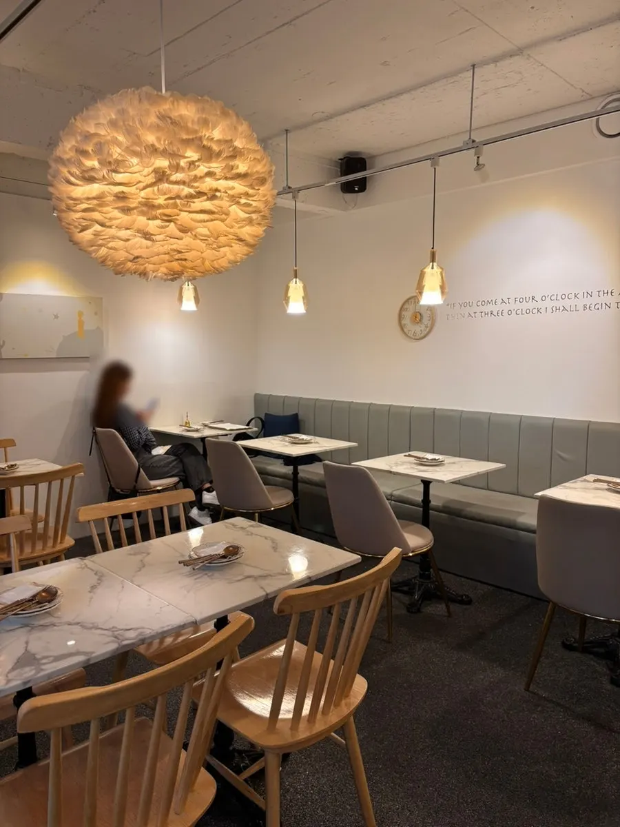 Dreamy-atmosphere seating at Eulji Darak Dosan