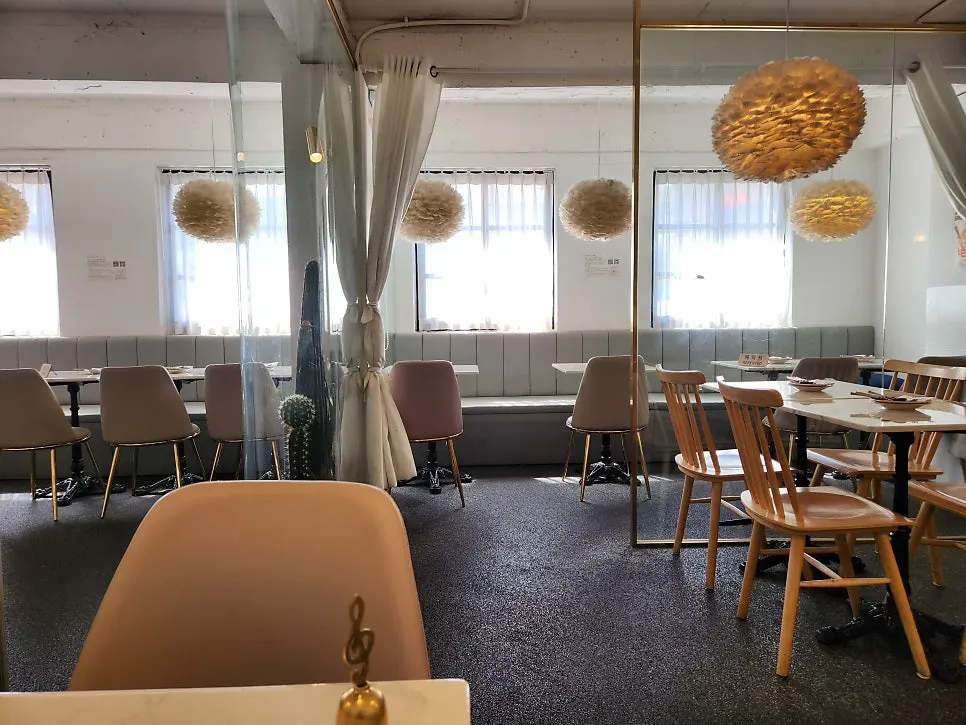Interior of Eulji Darak Dosan Park past the bookshelf door