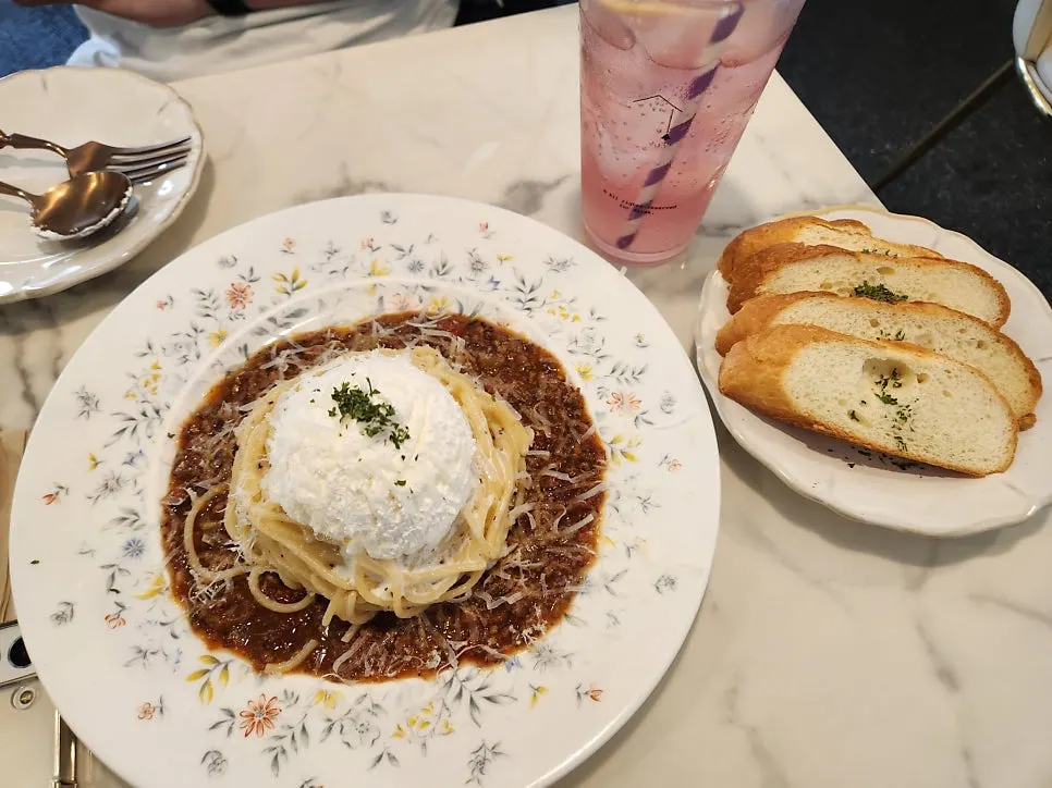 Darak Rose Pasta with meat sauce and fresh cream served separately