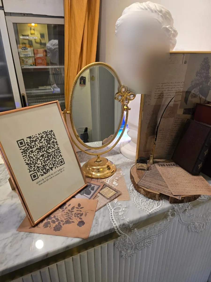 거울과 와이파이 QR코드가 있는 매장 한쪽