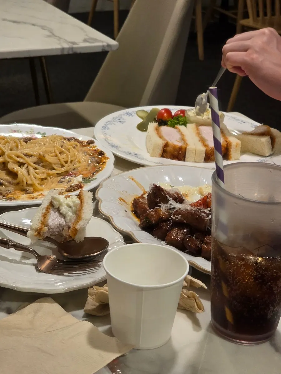 테이블 옆 큰 거울로 찍은 매장 거울샷