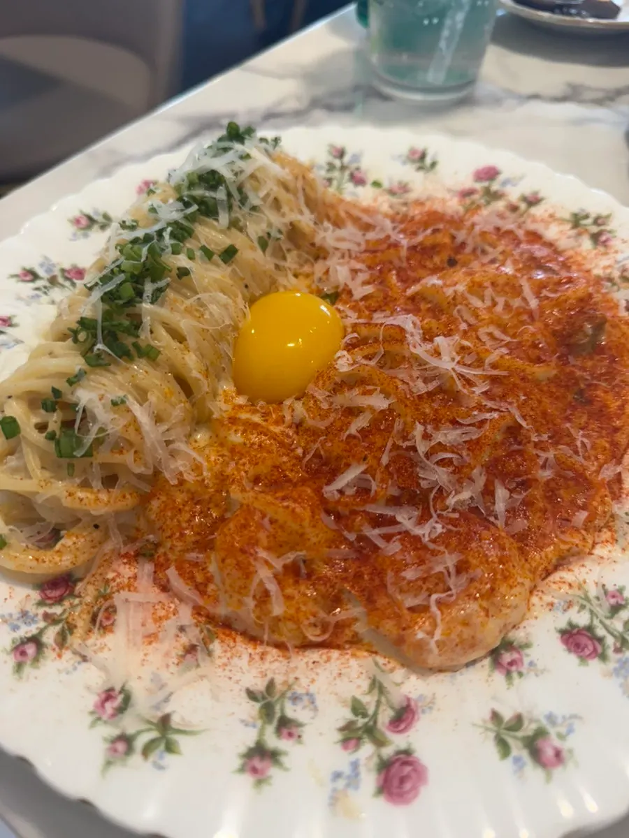 귀여운 접시에 담긴 매콤크림파스타 플레이팅