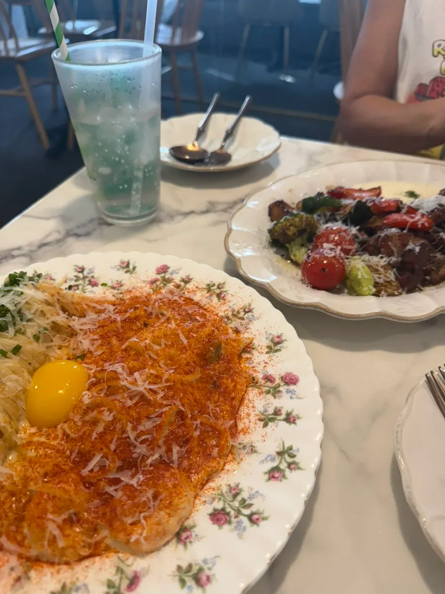 구운 토마토와 와사비를 곁들인 스테이크 접시