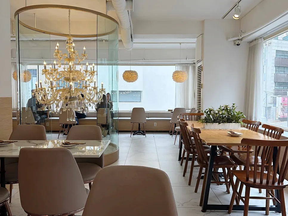 Interior atmosphere of Eulji Darak Gangnam Station