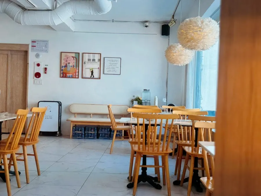 Clean, tidy interior of Eulji Darak Gangnam Station