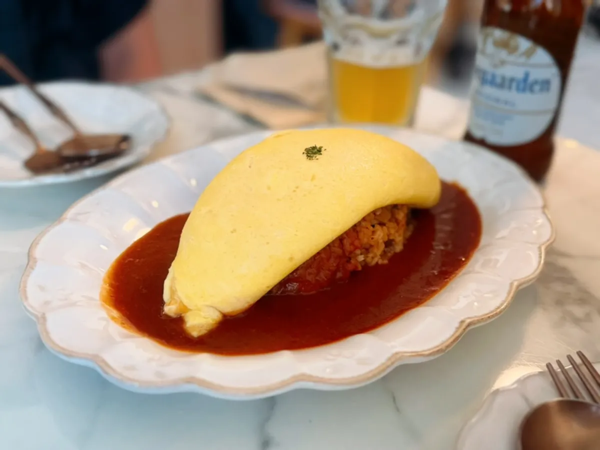 Darak omelet rice topped with a yellow omelet
