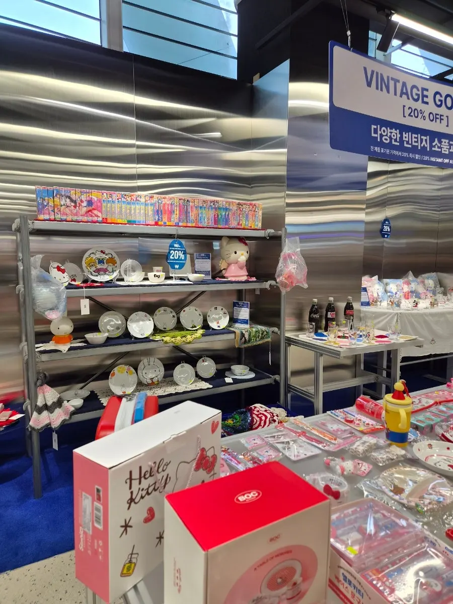 Kitty plates and household items on display
