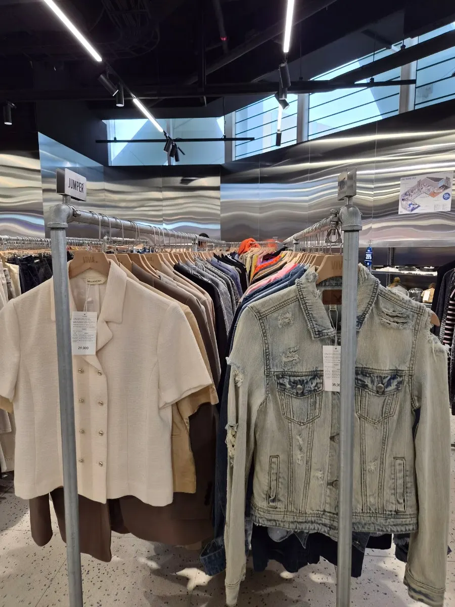 Wide view of the outerwear racks at the Dundaun Dongdaemun branch