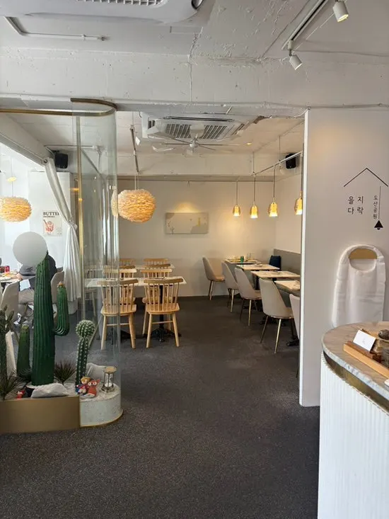 Interior of the Eulji Darak Dosan location decorated in white tones with plants