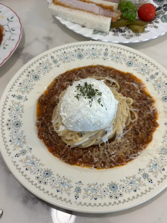 Spicy ragu rose pasta topped with cream