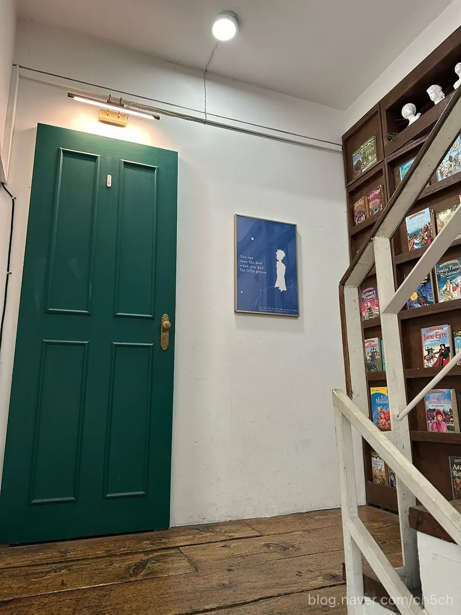 The green door and bookshelf on the 2nd floor of Eulji Darak