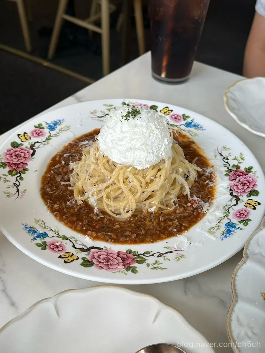 Darak rose pasta topped with fresh cream