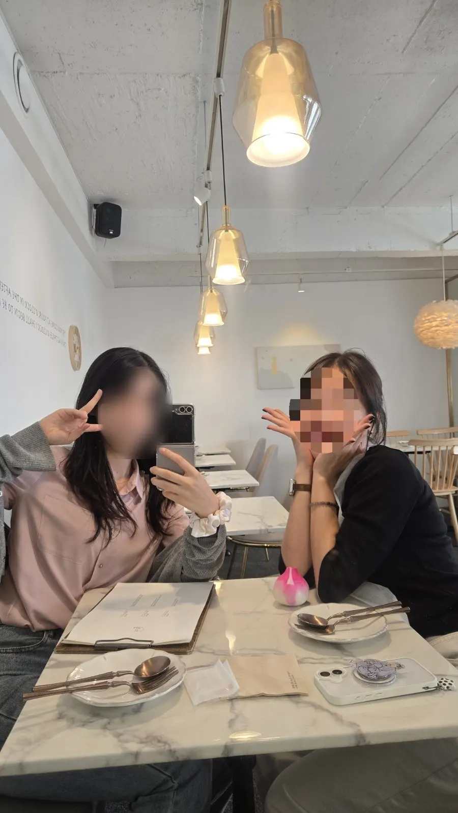 식사를 마친 을지다락 도산 창가 분위기
