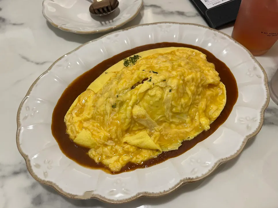 Darak omelet rice and rose pasta set on the table