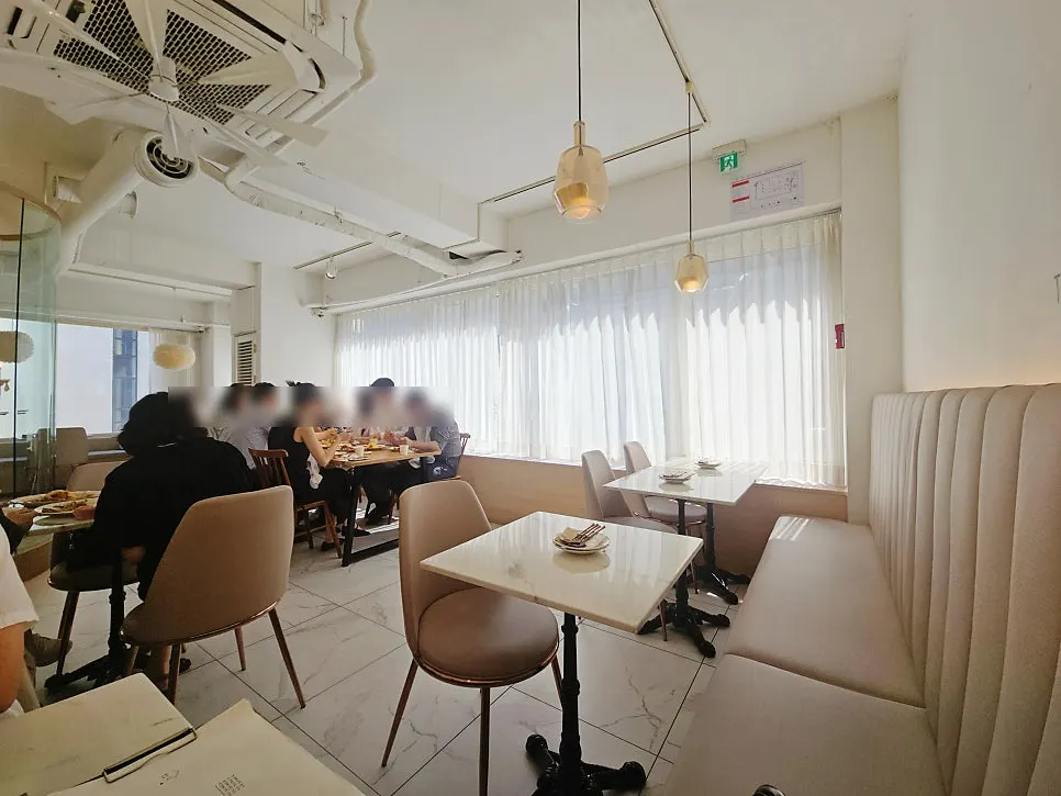 화사한 인테리어의 을지다락 강남점 좌석