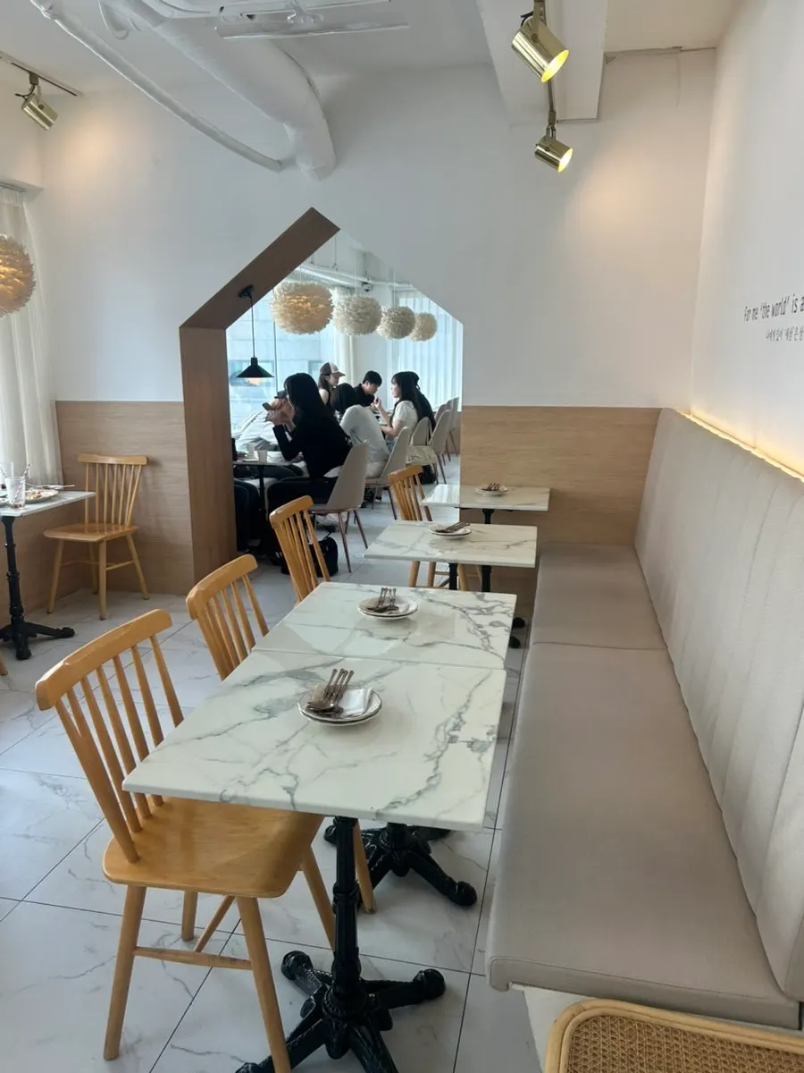 Interior of Eulji Darak Gangnam Station near the entrance